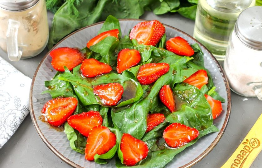 1. Этап. Шпинат с клубникой и орехами: Полейте приготовленной заправкой все ингредиенты на тарелке.