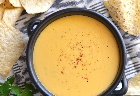 1. Этап. Сырный соус за 5 минут: 8. Подавайте соус сразу же после приготовления.