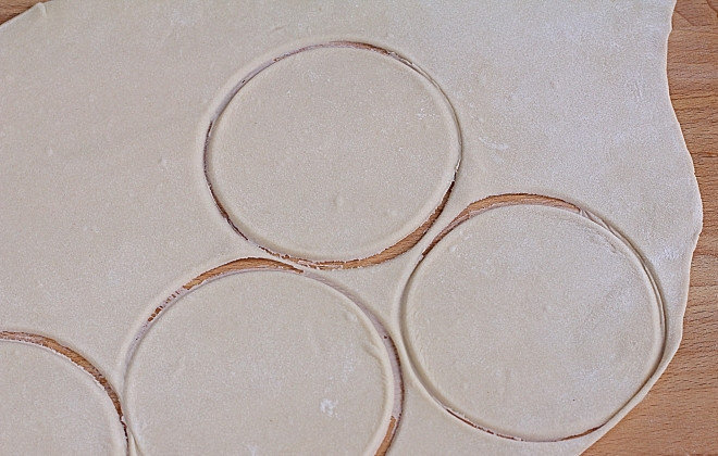1. Этап. Тарталетки с ветчиной и помидорами: Тесто достали из холодильника, раскатали и вырезали кружки.