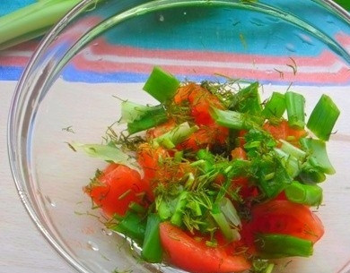 1. Этап. Соус к кальмарам: В глубокую пиалку положите нарезанный произвольными кусочками томат без кожицы. Чем он будет спелее, тем лучше. Туда же добавьте вымытую и нарезанную зелень. С зеленью вы можете экспериментировать, к морепродуктам подходит кинза и базилик. Измельчите погружным блендером все ингредиенты в пиалке.