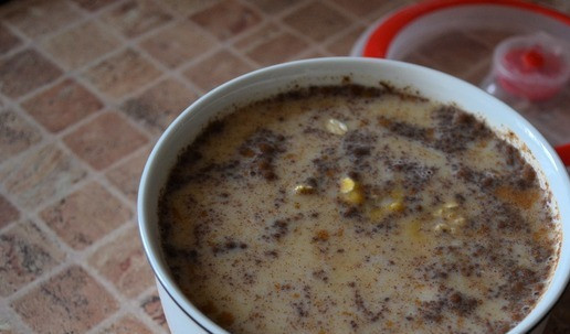 1. Этап. Ночная овсянка с тыквой: Влить молоко и перемешать. Тарелку/баночку накрыть крышкой и поставить в холодильник на ночь.