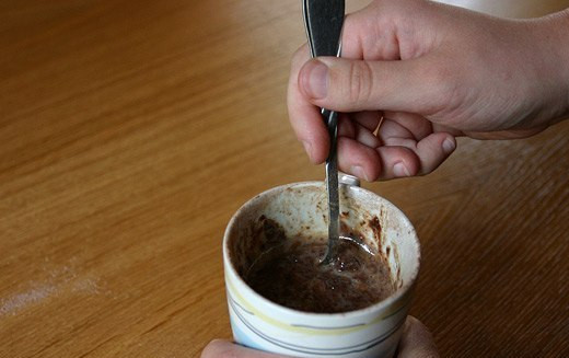 1. Этап. Шоколадный кекс за 5 минут: В кружку добавьте масло и молоко. Перемешайте.