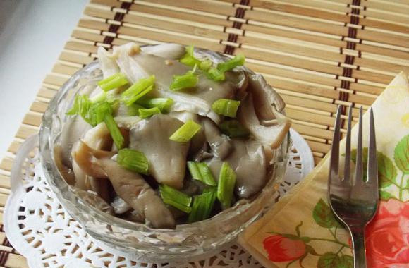 1. Этап. Вешенки соленые с чесноком: Нам остается только добавить к грибам немного свежей зелени и подать закуску к столу. Приятного аппетита!