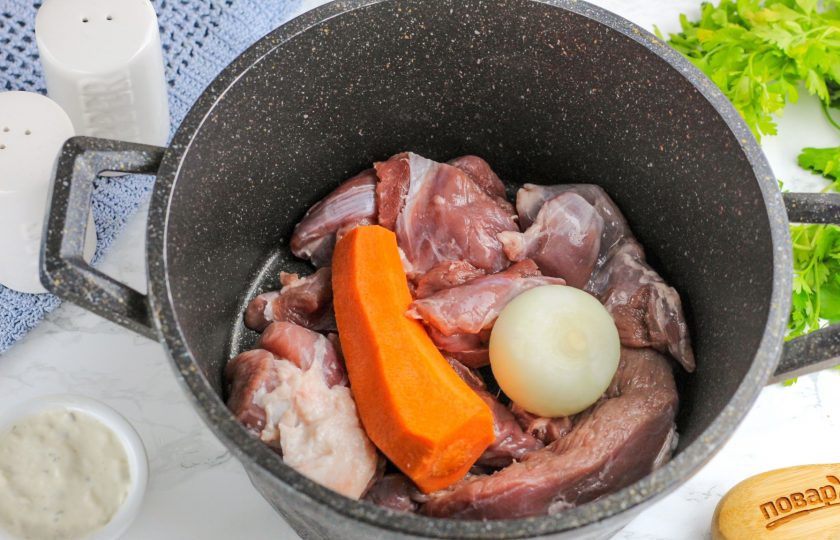 1. Этап. Заливное Провансаль из говядины: Выложите овощи и мясо в казан или в кастрюлю с антипригарным дном. Залейте горячей водой и поместите емкость на плиту. Доведите до кипения и удалите образовавшуюся пену шумовкой. Затем нагрев убавьте до умеренного, добавьте соль и перец и отварите примерно 1,5 часа.