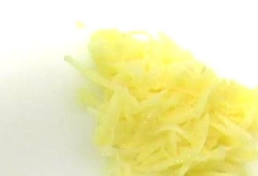 1. Этап. Картофельные оладьи с лососем: Помойте, очистите и натрите на крупной тёрке картофель.