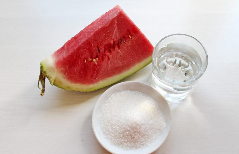 1. Этап. Настойка на арбузе: Подготовьте все необходимые ингредиенты для приготовления настойки на арбузе.