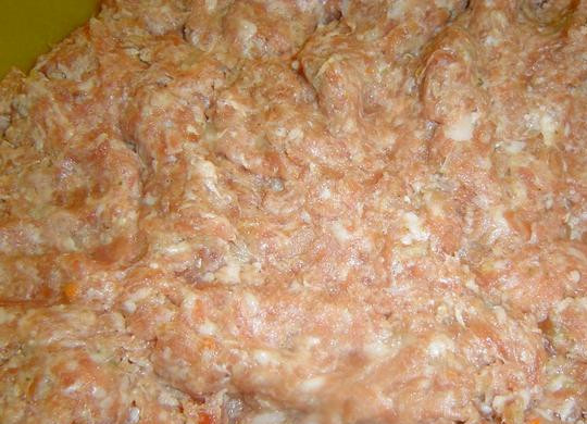 1. Этап. Картачи: Пропустите фарш с луком и чесноком через мясорубку.