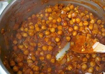 1. Этап. Быстрая Хана Масала: В то время как горох тушится, промыть кинзу нарезать листья, добавить их в кастрюлю. Все перемешать и продолжать варить, пока соус не загустеет (около 20 минут всего). Периодически помешивать.