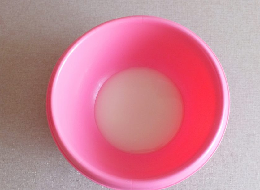 1. Этап. Батон Подмосковный: В чаше смешайте 125 мл. теплой воды (36-38 градусов) с дрожжами.