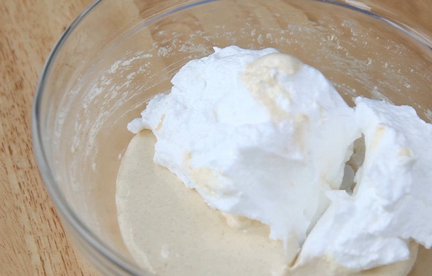 1. Этап. Рулет лимонный: 3. Добавьте в тесто часть взбитых в крепкую пену с оставшимся сахаром белков, перемешайте до жидковатого состояния, далее добавьте оставшиеся белки и осторожно перемешайте, как бы обволакивая тестом белковую массу.