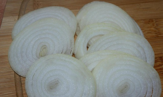 1. Этап. Рыба запеченная диетическая: 3. Очистить луковицу и нарезать тонкими колечками.