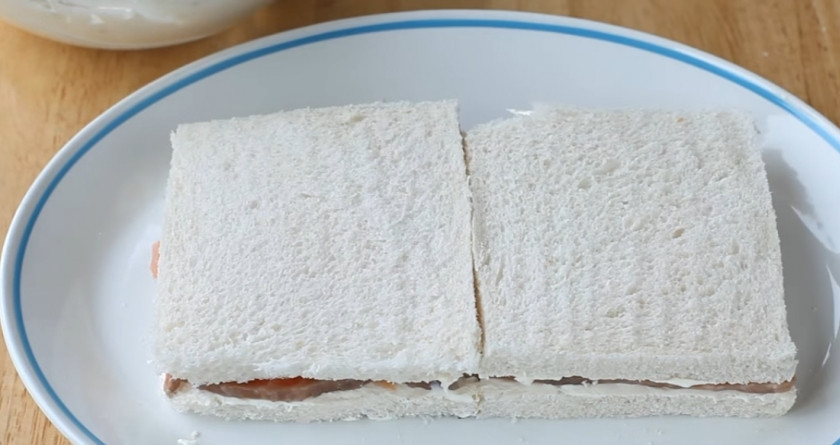 1. Этап. Суши по-русски из красной рыбы: 9. Затем снова смажьте с обеих сторон хлеб, выложите его поверх рыбы.