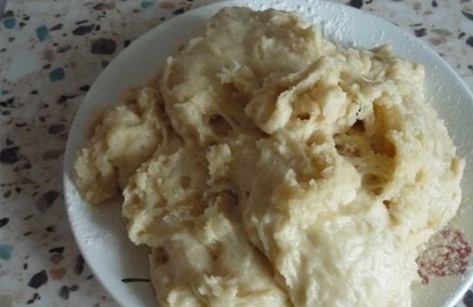 1. Этап. Коржик молочный: 3. Разрыхлитель и муку просейте. Снимите массу с огня и небольшими порциями сразу же всыпайте сухие ингредиенты, постоянно помешивая, чтобы не образовались комочки. Тесто получится липким. Выложите его на тарелку, присыпанную мукой или смазанную маслом. Дайте немного остыть, чтобы комфортно было работать с тестом.