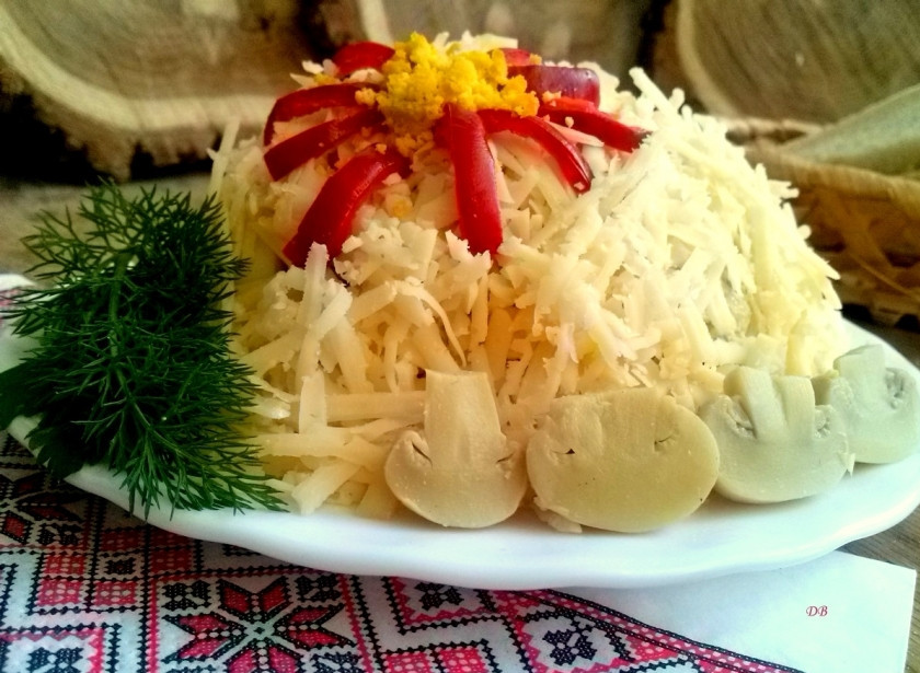 1. Этап. Салат Сытый папа: Выложите салат на плоское блюдо в виде купола, присыпьте тертым сыром. Красный перец нарежьте тонкими полосками, выложите из них цветок, серединку присыпьте тертым желтком. Приятного аппетита!