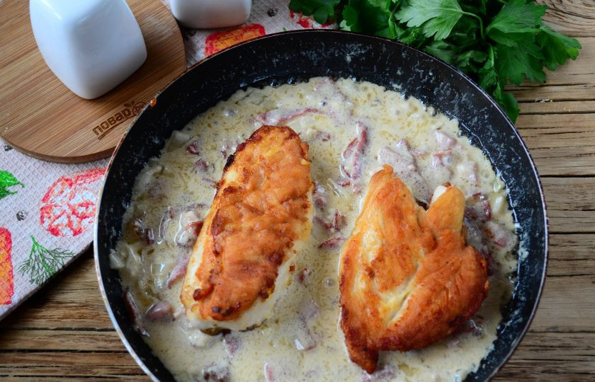 1. Этап. Курица в карбонаре: В готовый соус отправьте обжаренные куриные грудки.