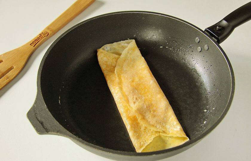 1. Этап. Яичные блины с сыром: Сразу же подверните края с двух сторон как на фото.