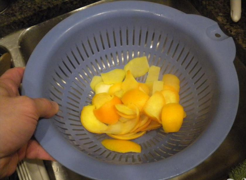 1. Этап. Цитрусовый конфи: 2. Положить кожуру в кастрюлю и залить холодной водой. Довести до кипения, снять с огня и процедить. Повторить этот шаг еще два раза, каждый раз используя свежую воду.
