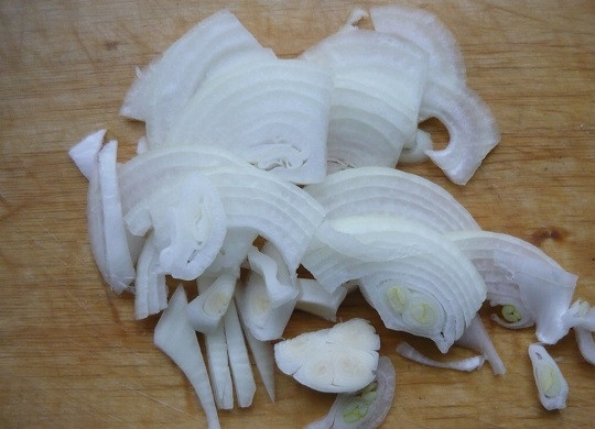 1. Этап. Капуста с грибами в мультиварке: 1. Сразу же налейте в чашу немного растительного масла и включите режим 