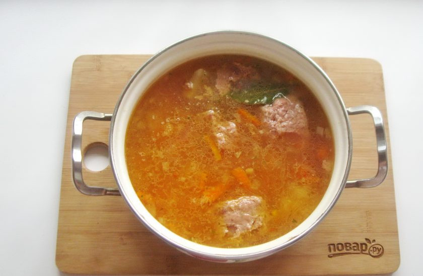 1. Этап. Шурпа из тушенки: Варите суп еще 7-8 минут и выключайте. В конце приготовления добавьте измельченный чеснок.