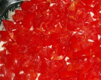 1. Этап. Салат Розовый фламинго: Помидоры нарезаем небольшими кусочками и выкладываем на слой картофеля.