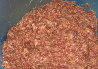 1. Этап. Котлеты Полтавские: 4. Смешиваем мясной фарш с измельченным салом и чесноком, добавляем воду. Солим и перчим. Можно добавить какие-либо приправы и специи на свое усмотрение. Хорошенько вымешиваем фарш, чтобы получилась однородная масса.