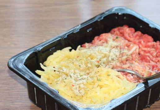 1. Этап. Запеканка с картофелем, кабачками, мясным фаршем: 8. В мясной фарш добавьте тертый картофель, 1 яичный белок, приправу, посолите и поперчите.