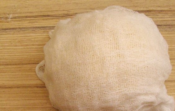 1. Этап. Тесто на лазанью: Замешайте эластичное тесто. Оставьте его под влажной марлей на 1 час.