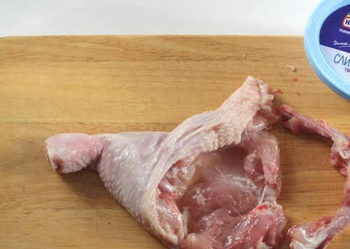 1. Этап. Фаршированный окорочок: Из окорочка острым ножом удалить косточку, а само мясо, как бы соскабливать ножом с кости. Саму косточку обрубить ножом, оставить маленький сустав.