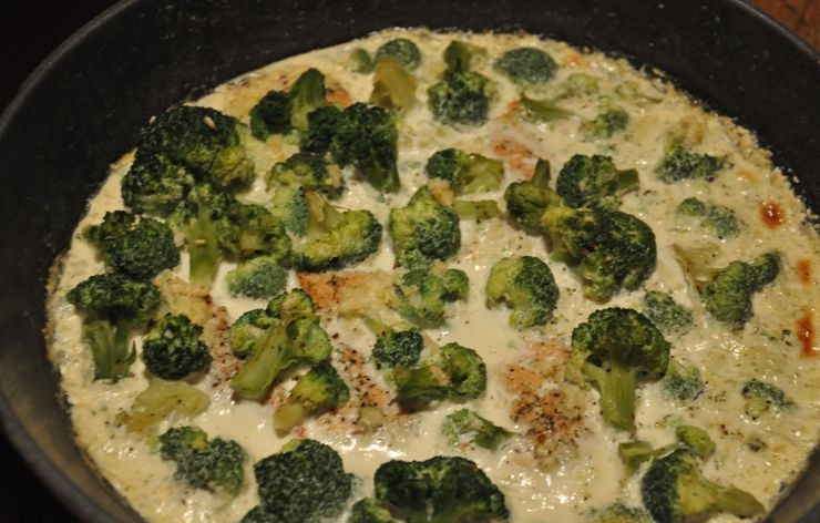 1. Этап. Рыба с брокколи: Поставьте сковороду (или ту форму для выпечки, что вы используете) в духовку, разогретую до 180 градусов и запекайте 1 час 20 минут. Рыба с брокколи готова! Приятного аппетита!