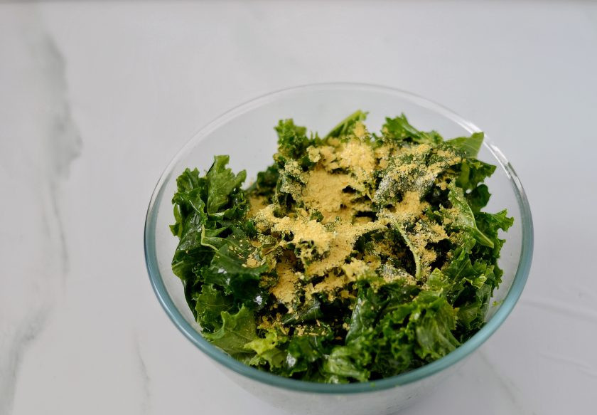 1. Этап. Чипсы из кейла: Добавьте соль, пищевые дрожжи и чеснок, затем хорошо перемешайте.