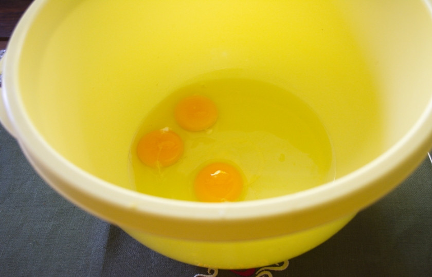 1. Этап. Пирог на заварке: В миску вбейте 2 яйца. У меня яйца мелкие и я использовала 3.