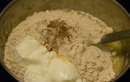 1. Этап. Банановые булочки: 3. Добавьте щепотку соли, просеянную муку и разрыхлитель. Выложите немного натурального йогурта (впрочем, можно попробовать использовать в рецепте приготовления банановых булочек и фруктовые йогурты, однако не забывайте, что они придадут тесту оттенок).