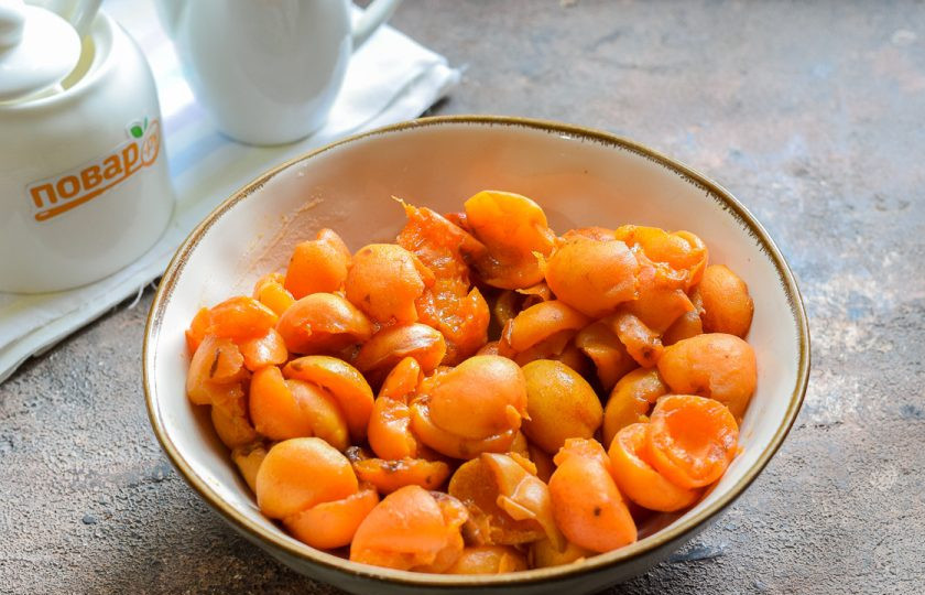 1. Этап. Варенье из крыжовника с абрикосом: Абрикосы вымойте и просушите, удалите косточки.