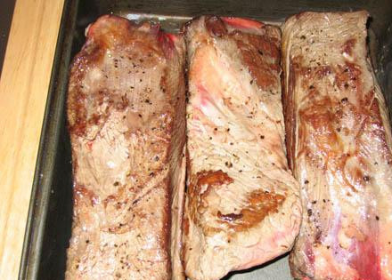 1. Этап. Тушеные ребрышки с соусом Терияки: Обжариваем ребрышки в небольшом количестве оливкового масла.