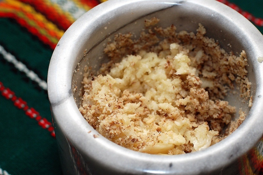 1. Этап. Суп с говядиной и рисом: Вспомнила, что в харчо добавляют орешки грецкие. Вот и у меня немного нашлось. Измельчите их вместе с чесноком.