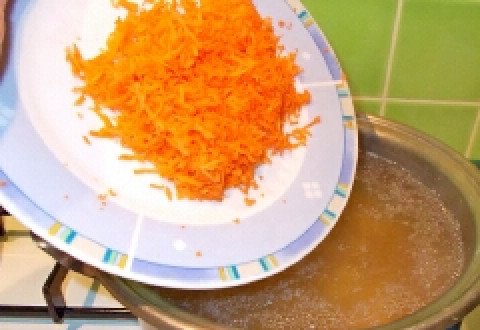 1. Этап. Суп грибной с мясом: Добавьте в суп тертую морковь. Варите 10 минут.