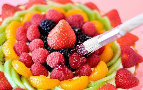 1. Этап. Фруктово-ягодный тарт: 6. Заполните охлажденный пирог кремом и украсить сверху свежими фруктами и ягодами. Растопить яблочное желе в маленькой кастрюле на среднем огне. С помощью кисти смазать желе верхушку тарта.