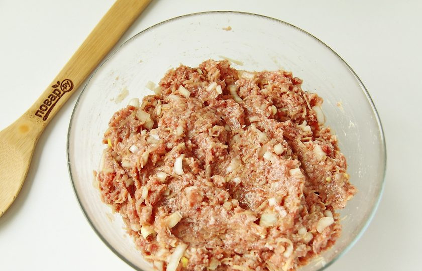 1. Этап. Котлета по-хлыновски: Все тщательно перемешайте. Если фарш кажется суховатым, влейте примерно 30-50 мл. холодной воды и перемешайте все еще раз.