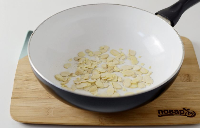 1. Этап. Салат с хурмой: На сухой сковороде обжарьте миндальные лепестки до золотистого цвета.