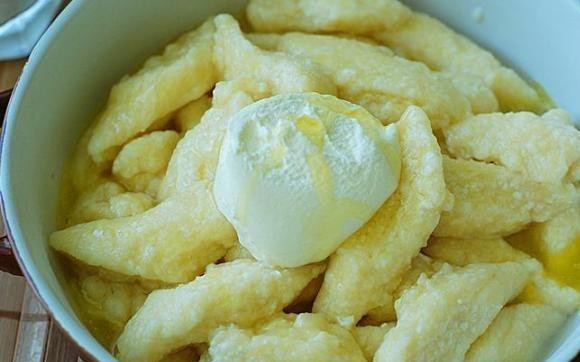 1. Этап. Ленивые вареники с сыром: Сваренные вареники выкладывайте в глубокую тарелку и добавьте для вкуса мед и сливки.