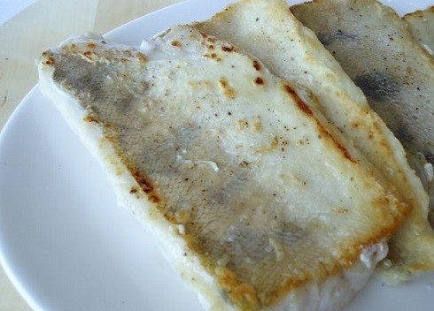 1. Этап. Судак, запеченный с сыром: Сильно рыбу не обжариваем, лишь до легкой румяной корочки.