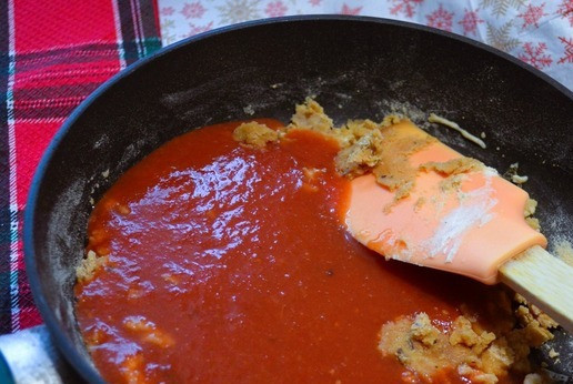 1. Этап. Буженина из индейки в соусе: Влить томатный сок, бульон.