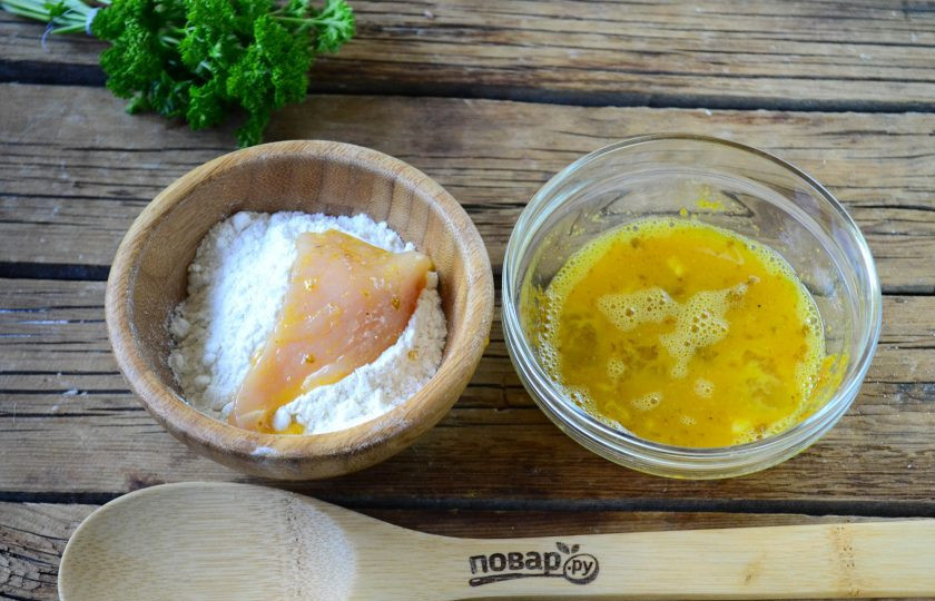 1. Этап. Чипсы из куриного филе: Яйца взбейте с солью и специями по вкусу. Каждый ломтик куриной грудки обмакните сначала в яйцо, затем в муку, снова в яйцо и в муку.