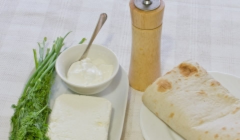 1. Этап. Лаваш с начинкой из творога и зелени: 1. Для приготовления этой закуски нам понадобится несколько лавашей, творог, сметана, зелень и чеснок.