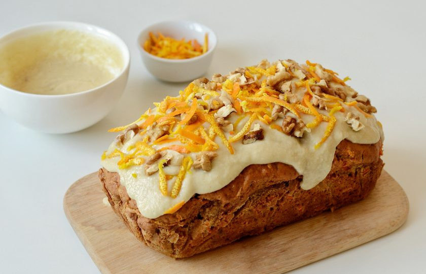 1. Этап. Постный морковный кекс: Остудите кекс, смажьте кремом, украсьте грецкими орехами и апельсиновой цедрой.