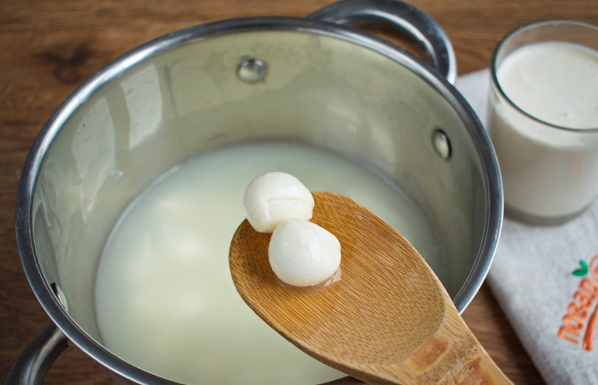 1. Этап. Домашний сыр страчателла: Моцареллу залейте сывороткой, в которой она хранилась. Поставьте на медленный огонь, посолите, нагрейте до 80 градусов. Если нет градусника, опустите мизинец, пальцу должно быть терпимо горячо. Варите в течение 1 минуты. Моцарелла становится очень пластичной. Снимите с огня.