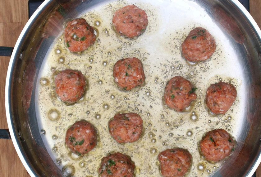 1. Этап. Фрикадельки по-венгерски: 3. Разогрейте 2 столовые ложки растительного масла, выложите фрикадельки на разогретую поверхность.