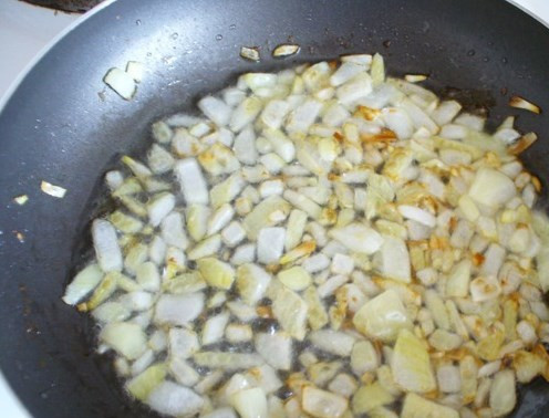 1. Этап. Суп из кольраби с курицей: Пока курица варится, очищаем, нарезаем и обжариваем на сковороде лук. Если любите, можно и чесночок добавить.