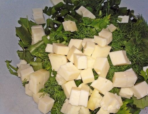 1. Этап. Салат из вареной свеклы с сыром: 8. Добавьте в салатник.