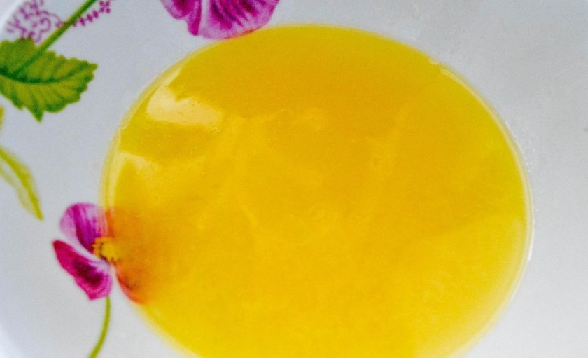 1. Этап. Лимонный кекс простой: 1. Первым делом масло перекладываю в миску, разрезаю его на кусочки и растапливаю в микроволновой печи, затем добавляю в него сахарный песок.